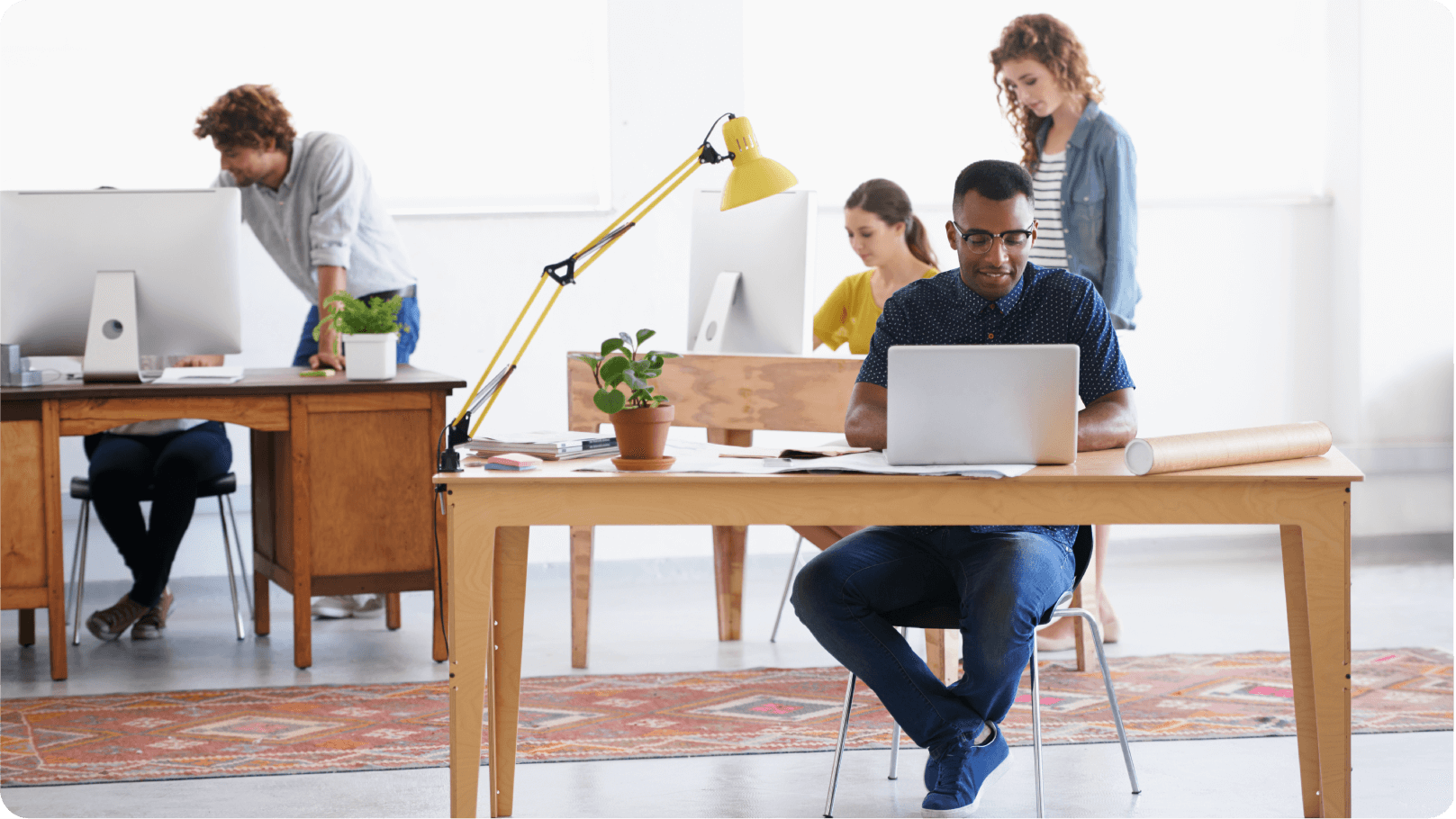 Equipo de una agencia creativa colaborando en contenido visual