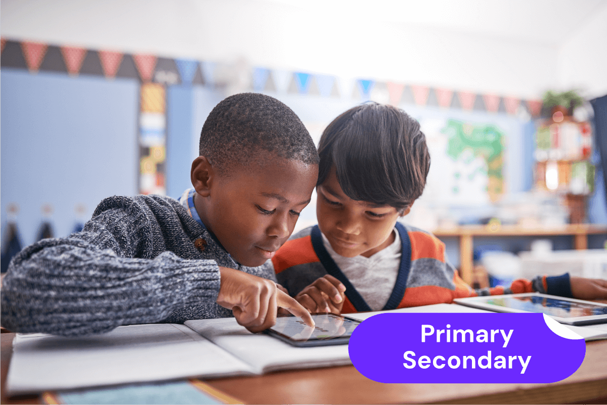Enfants explorant une leçon interactive sur une tablette en classe